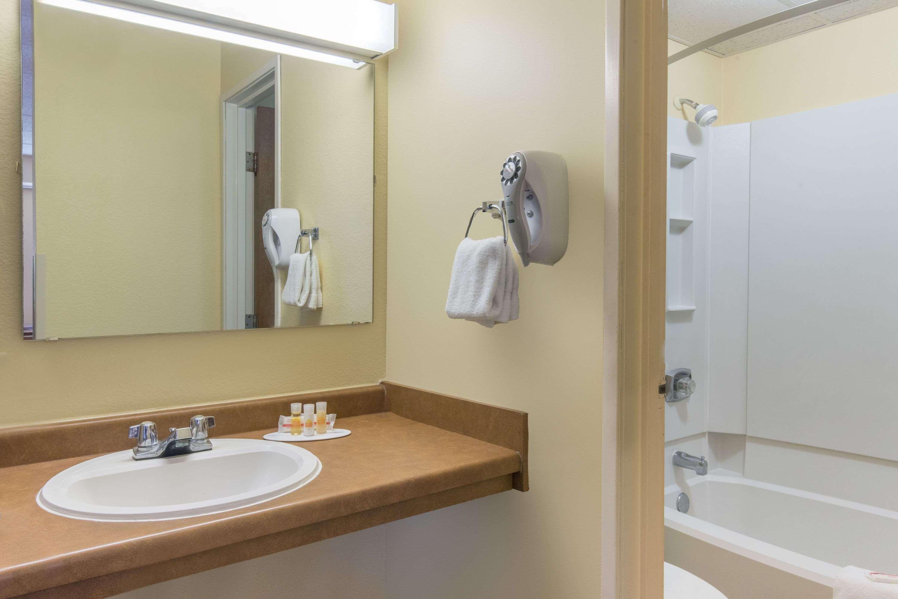 Days Inn By Wyndham Minot Luaran gambar